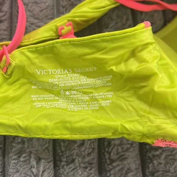 Victoria’s Secret lined Demi Bra - Picture 3 of 5